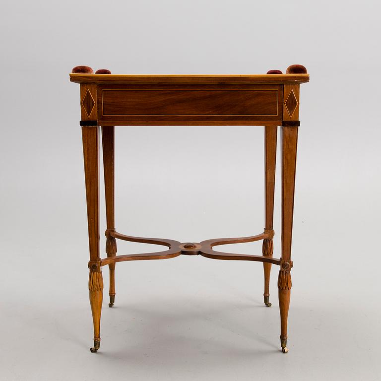 SENGUSTAVIANSKT BORD. Tillskrivet Lars Qvarnberg (mästare i Stockholm 1801-1813).