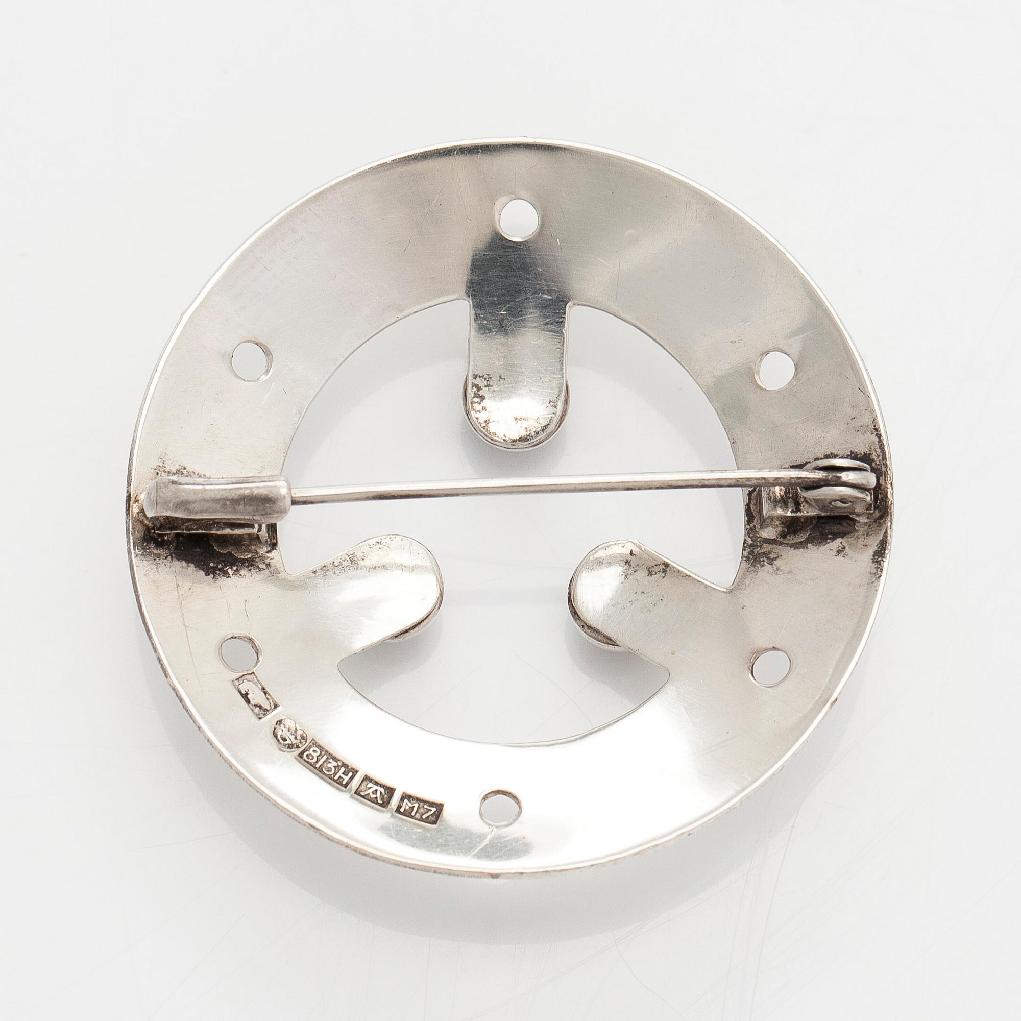 Rannekoruja, 2 kpl, sekä rintaneula, hopeaa ja värikiviä. Suomi 1958-1965.