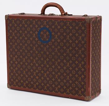 578. A monogram canvas suitcase by Louis Vuitton.
