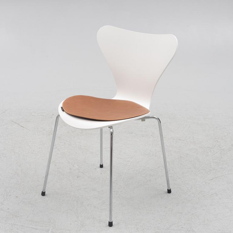 Arne Jacobsen, six chairs, "The Seven", Fritz Hansen, 2018.