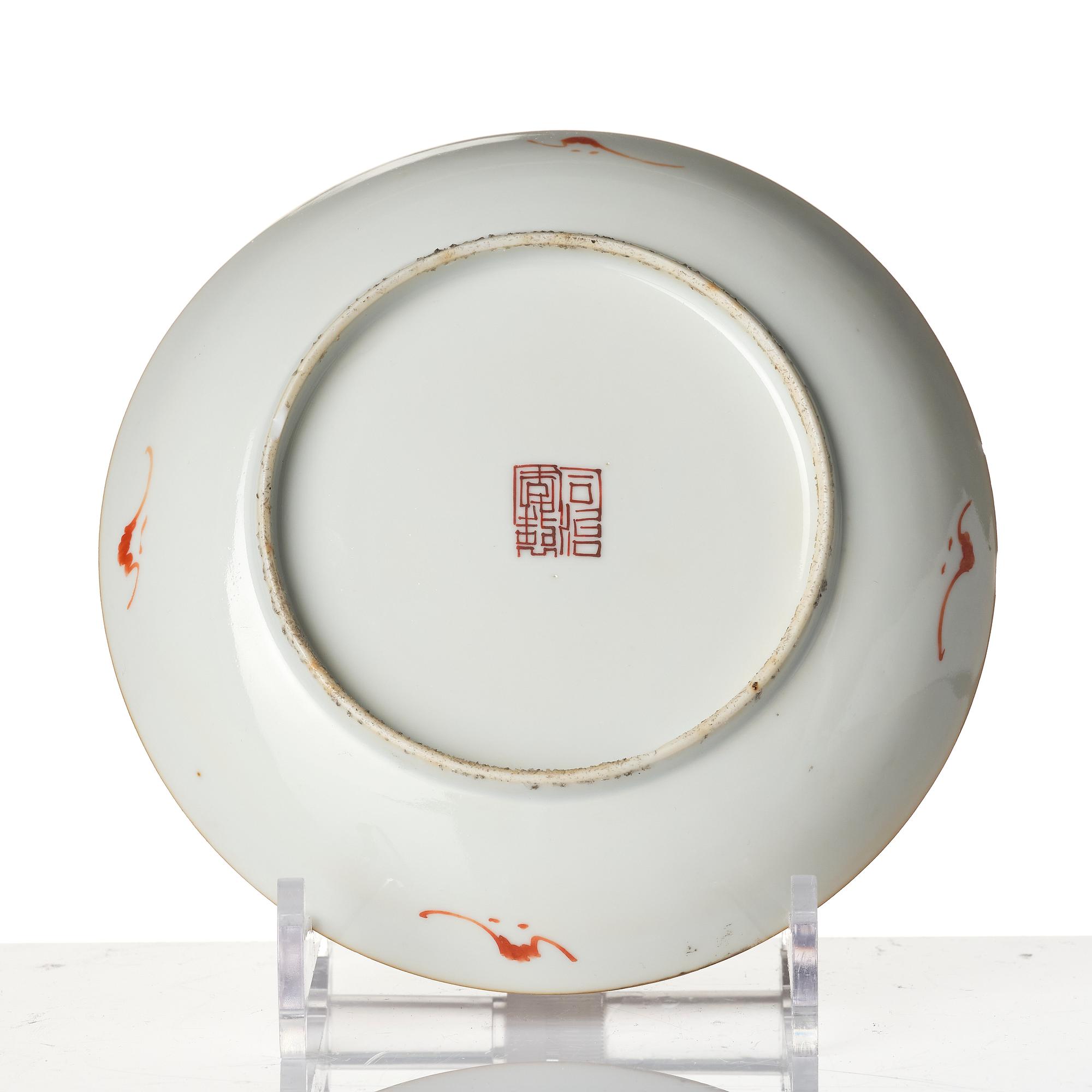 A Chinese porcelain dish and a spoon, late Qing dynasty / around 1900.