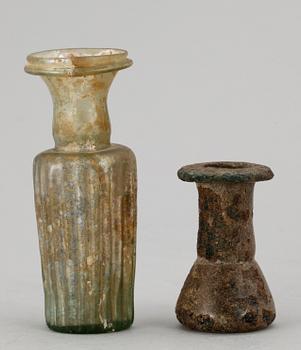 PARFYMGLAS, 2 st, glas, romersk tid, Medelhavsområdet. Troligen de första århundradena e Kr.