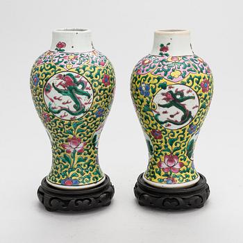 A pair of Chinese porcelain urns from late Qing, circa 1900.