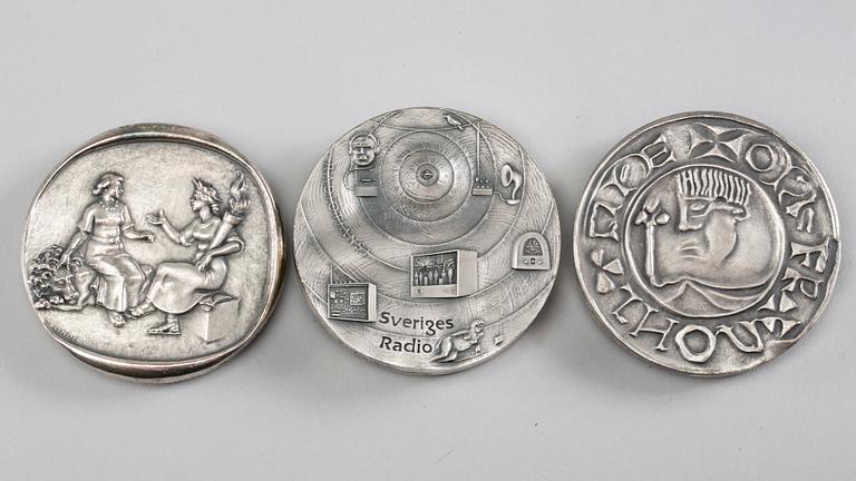 MINNESMEDALJER, silver, 3 st. Bland annat Sigtuna Myntklubb 1971-1976. Svenska Medaljgillet, 1976. Vikt ca 912 g.
