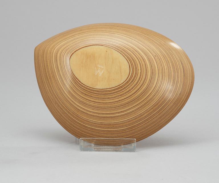 Tapio Wirkkala, A Tapio Wirkkala laminated birch shell shaped dish, signed TW.