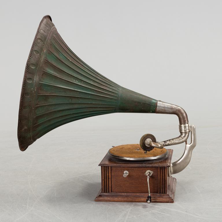 A gramophone, circa 1900.