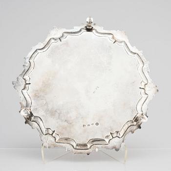 Thomas Cooke II och Richard Gurney, presenterfat, silver, London 1753. Rokoko.