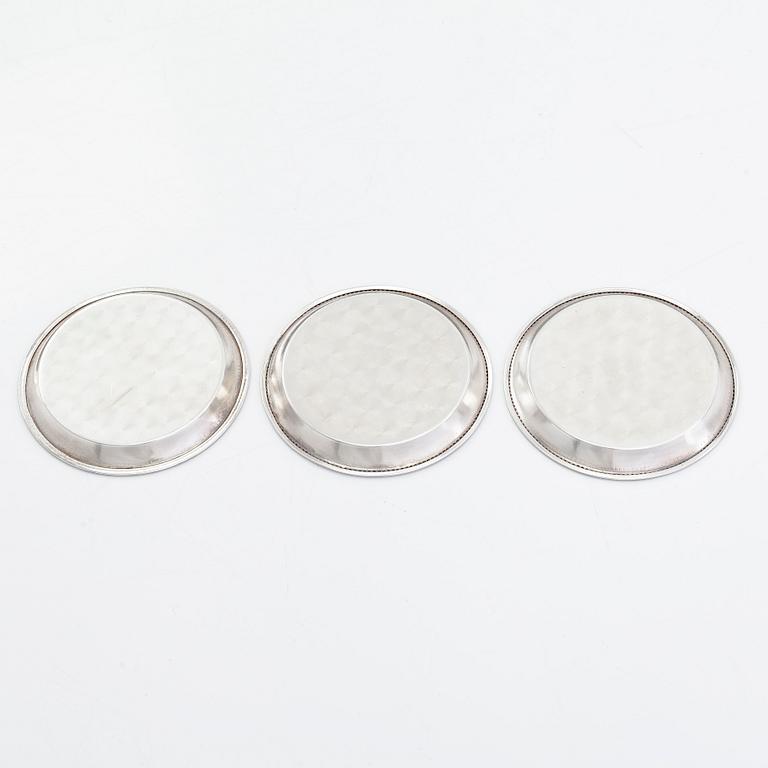 Coasters, 12 st, silver, Finland 1948-50 och coasters för vinflaska, 2 st, försilvrade, England.