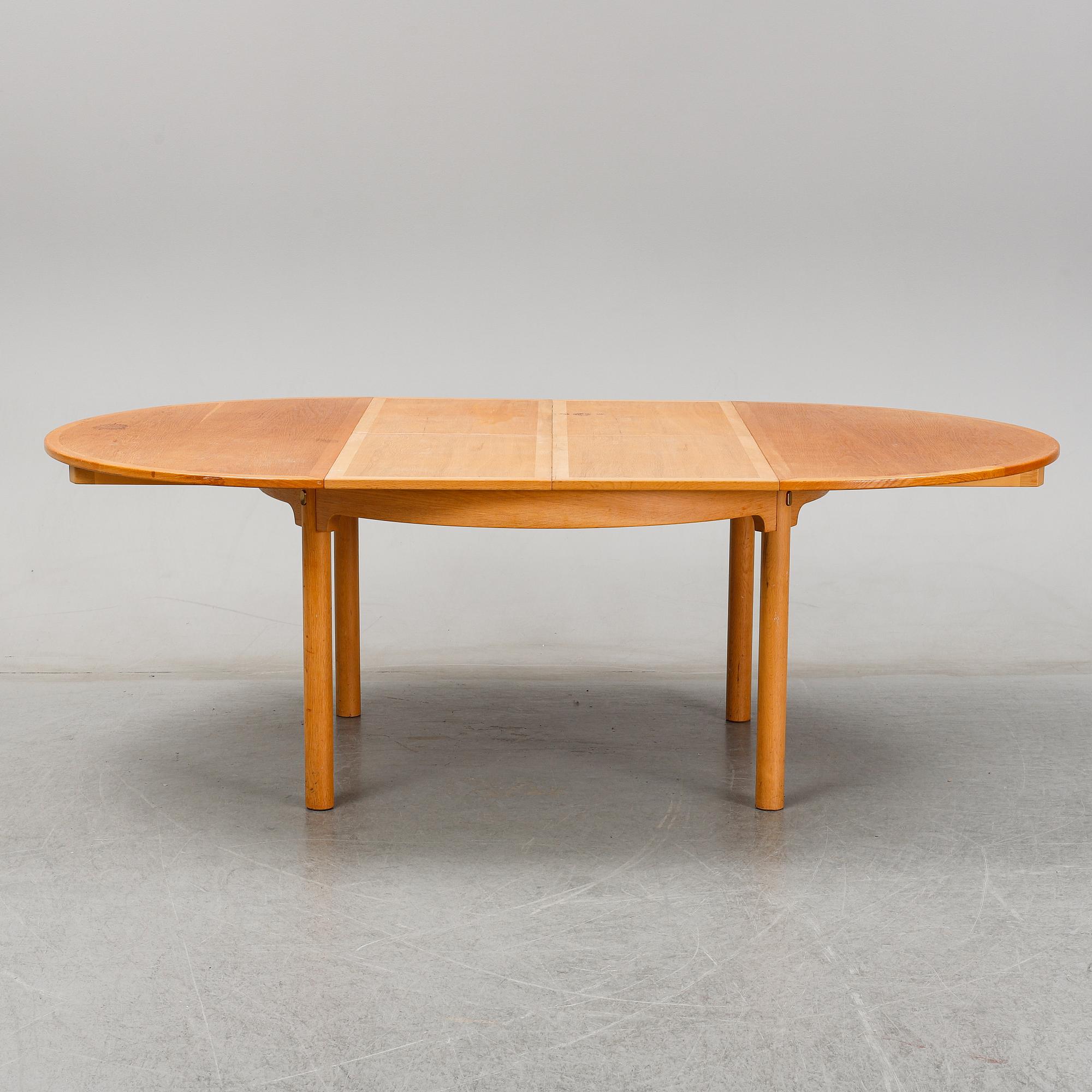 A 'Öresund' oak veneered dining table by Børge Mogensen, Karl Andersson & Söner. 2 foldable leaves included.