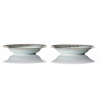 A Qianlong blue and white charger and a pair of famille rose dishes.