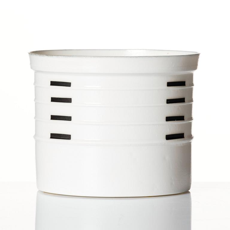 Bodil Manz, a porcelain vase, own studio, Denmark.