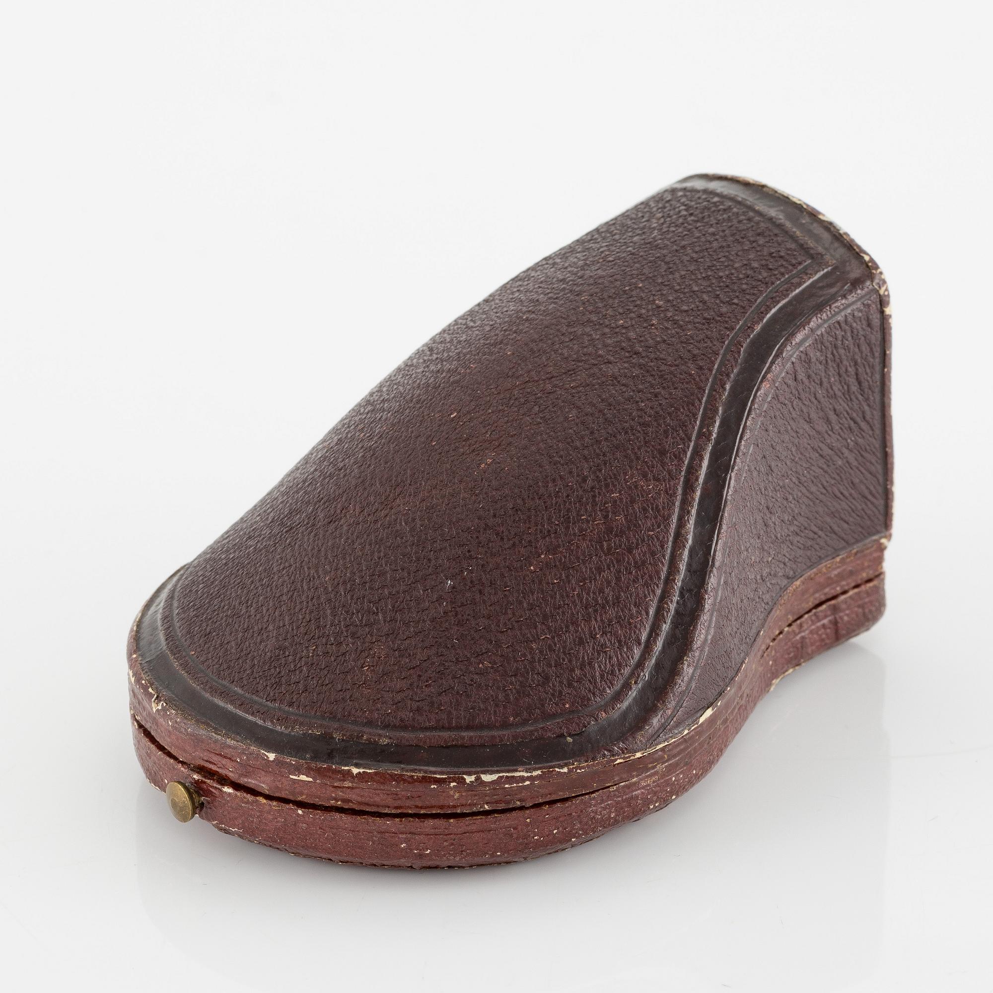 Medaljong/hänge 18K guld med emalj och gammalslipade diamanter.