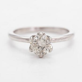 Ring, 14K vitguld med en briljantslipad diamant ca 1.01 ct.
