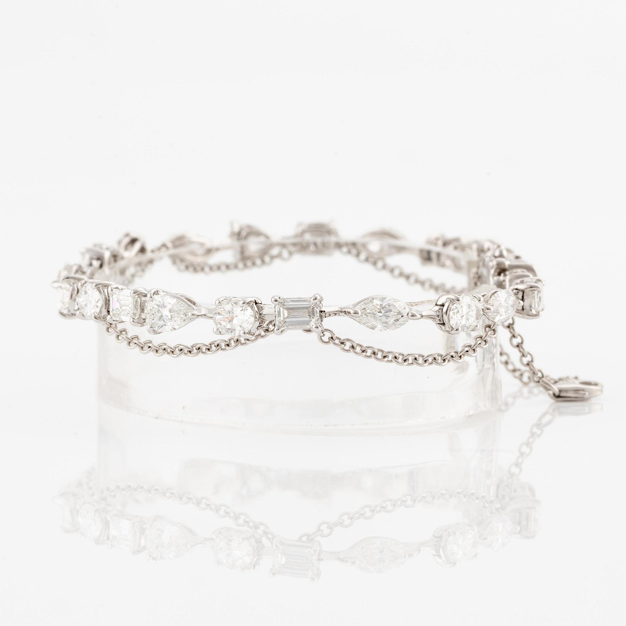Armband 18K vitguld med diamanter i olika slipformer.