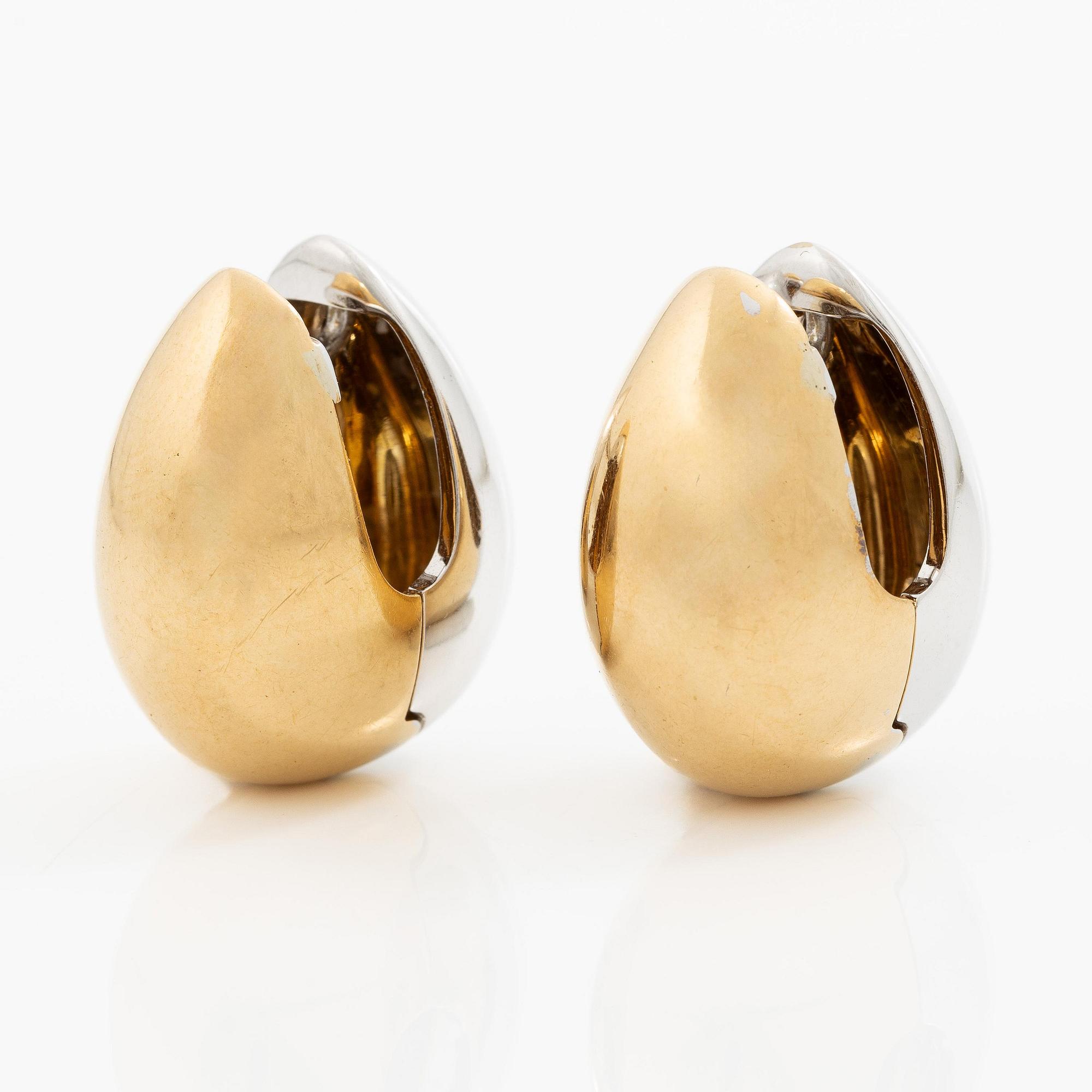 Ett par örhängen 18K guld och vitguld.