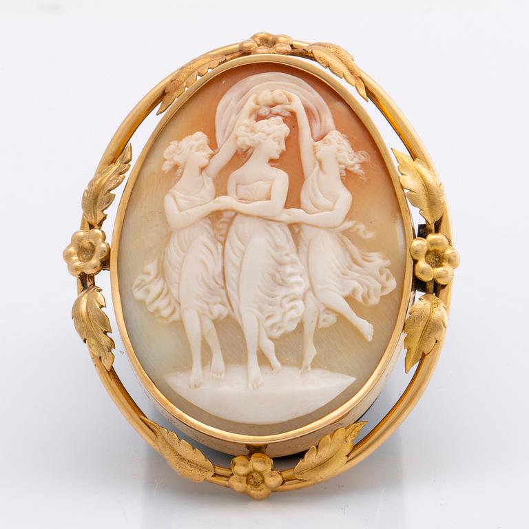 CAMÉ BROSCH och HÄNGE samt ÖRHÄNGEN, 18K guld, snäckcamé, 1926.