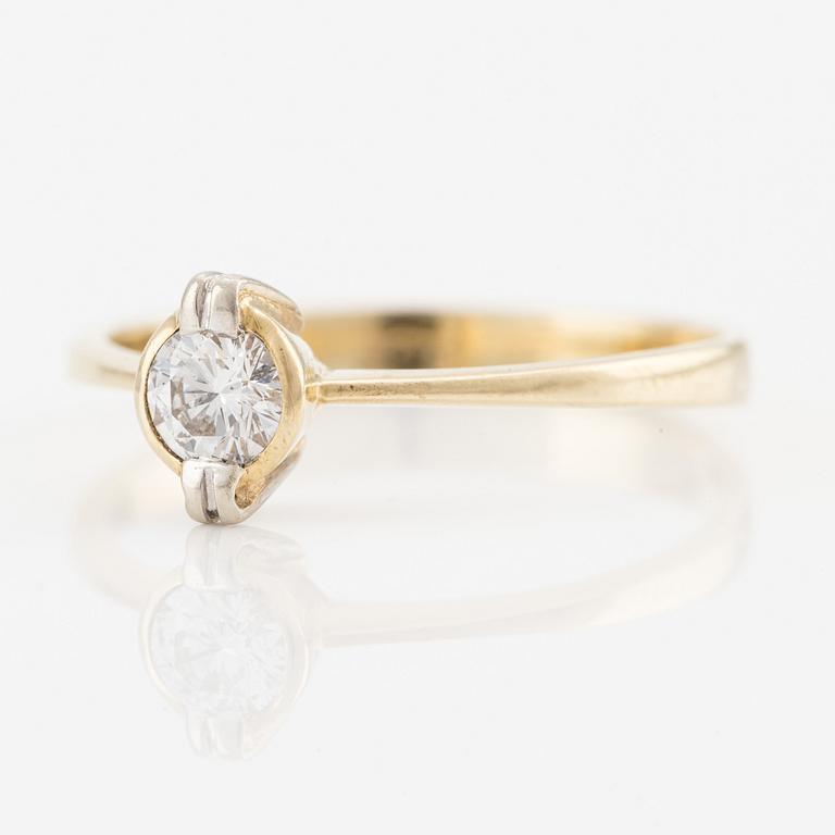 Ring in 18K gold with a brilliant-cut diamond.