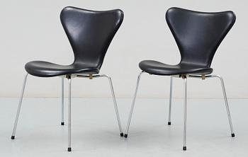 STOLAR, ett par "Sjuan", Arne Jacobsen för Fritz Hansen, 1981.