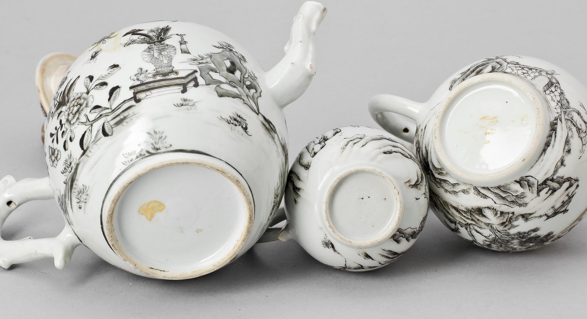 TEKANNOR, 2 st samt GRÄDDKANNA, kompaniporslin. Qing dynastin, Qianlong (1736-95).