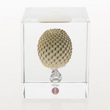 OIVA TOIKKA, An annual glass cube, signed Oiva Toikka Nuutajärvi 2009 and numbered 438/2000.