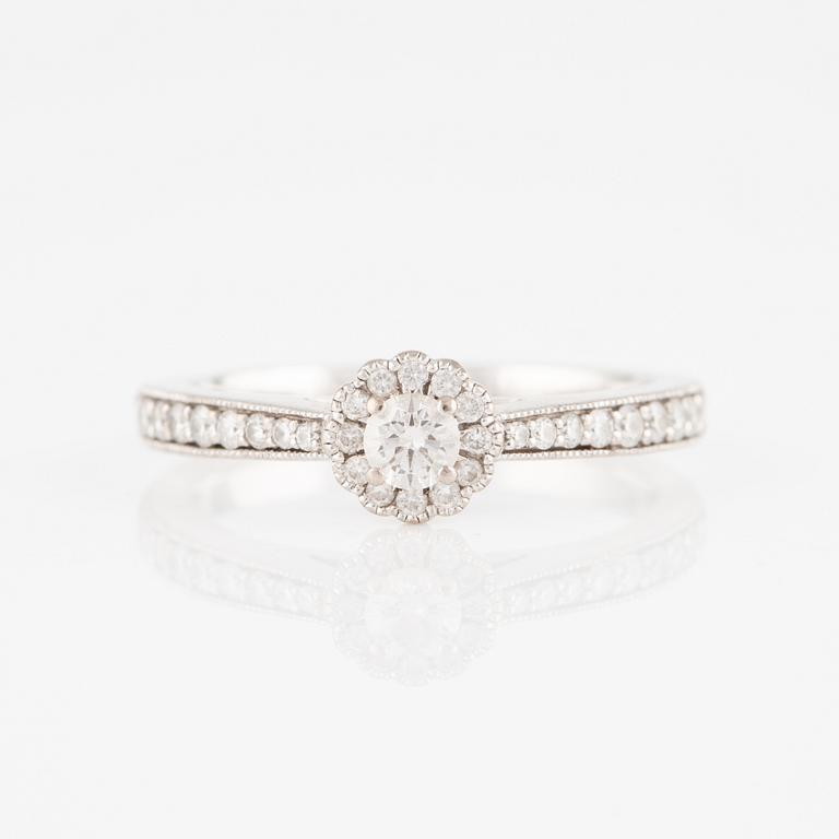 Ring in 18K white gold with round brilliant-cut diamonds.