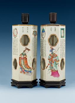 1660. LYKTOR, ett par, porslin. Sen Qing dynasti (1644-1912).
