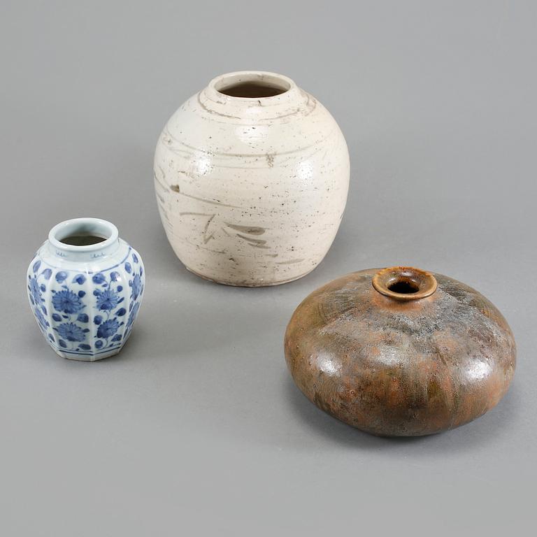 VAS, URNA samt BOJAN, keramik, Kina, 1800- och 1900-tal.
