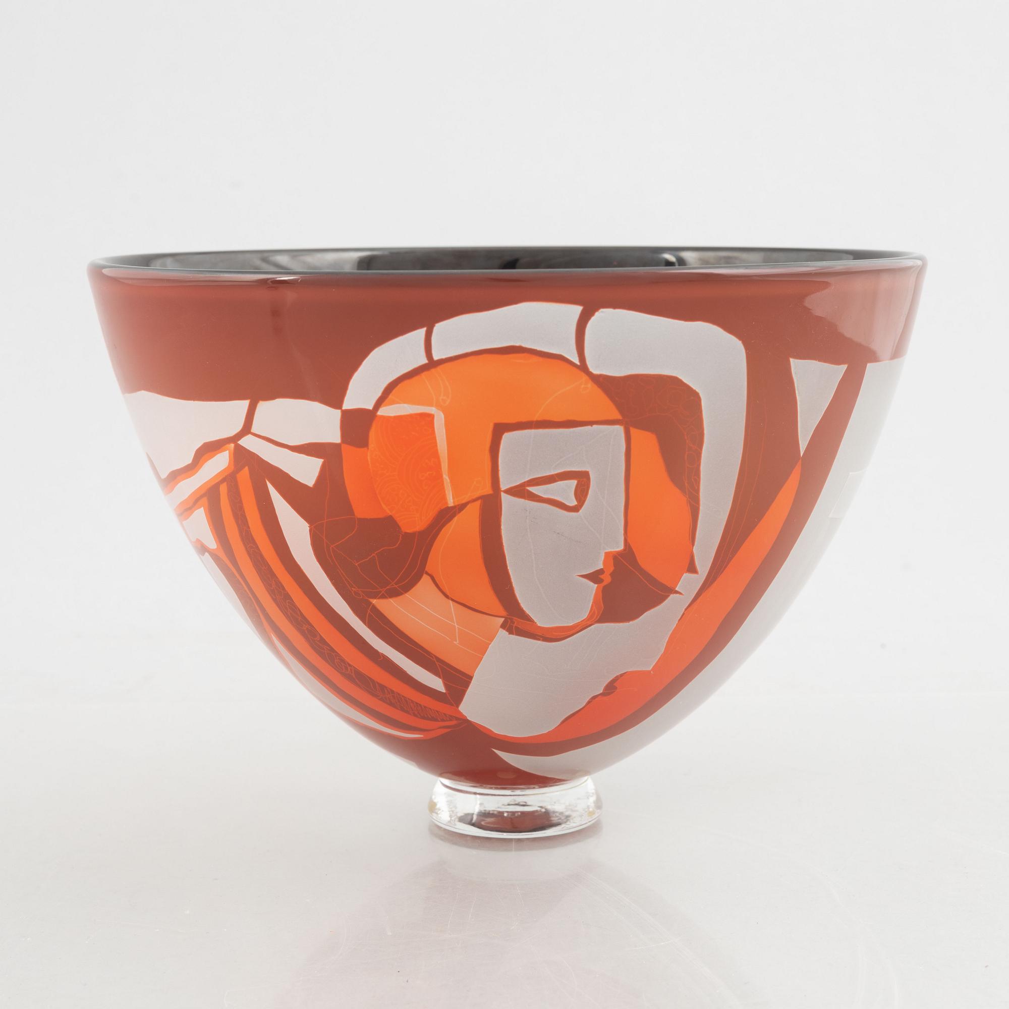 Klas-Göran Tinbäck, a glass bowl, made in his own studio in 1985.