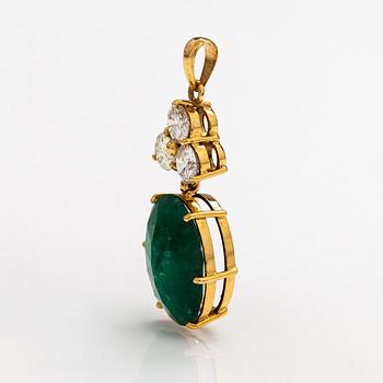 An 18K gold pendant with an emerald and diamonds ca. 2.00 ct in total. AIG certificate.