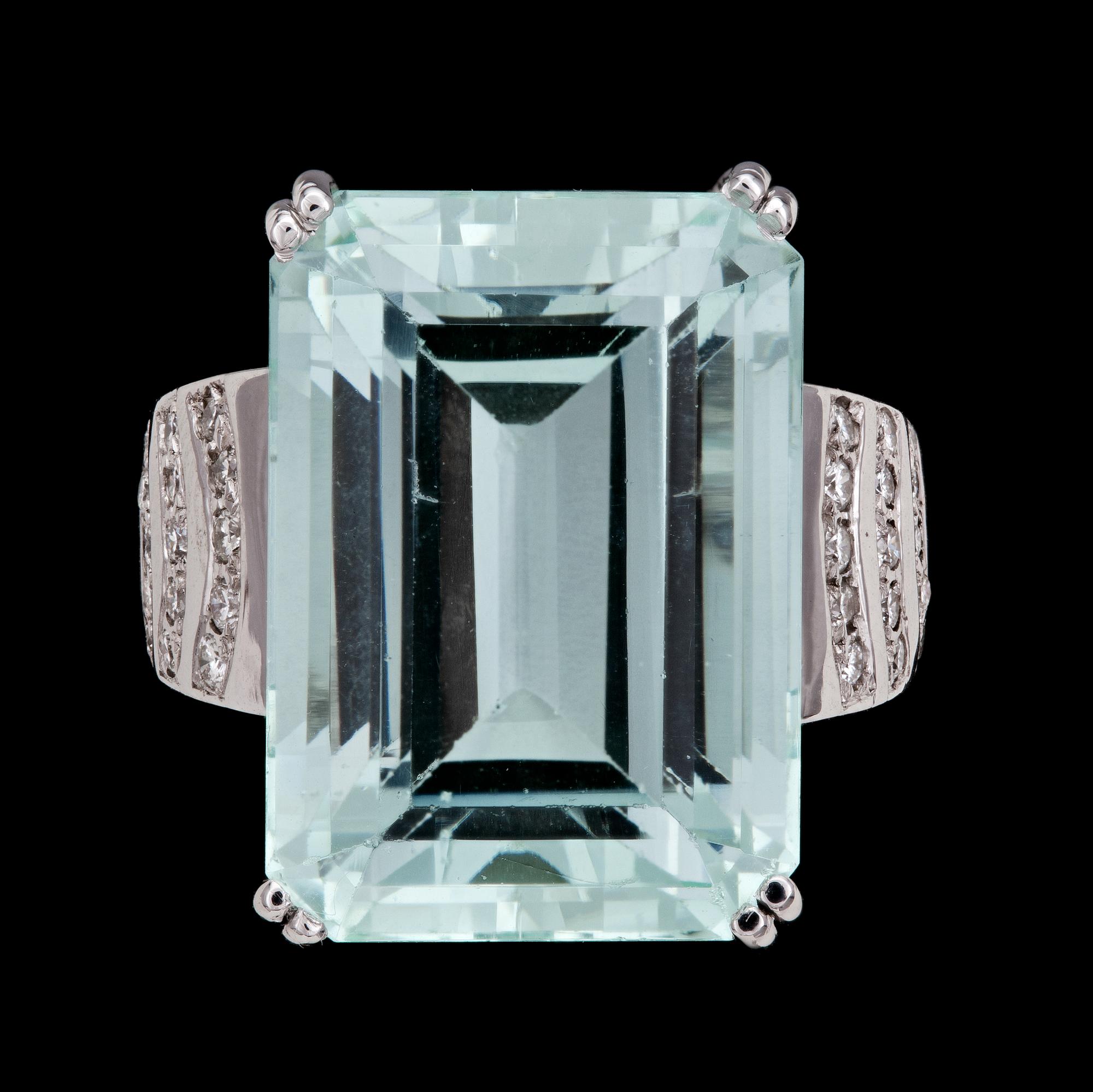 RING, step cut aquamarine, 23.25 cts and brilliant cut diamonds, tot. 0.98 cts.