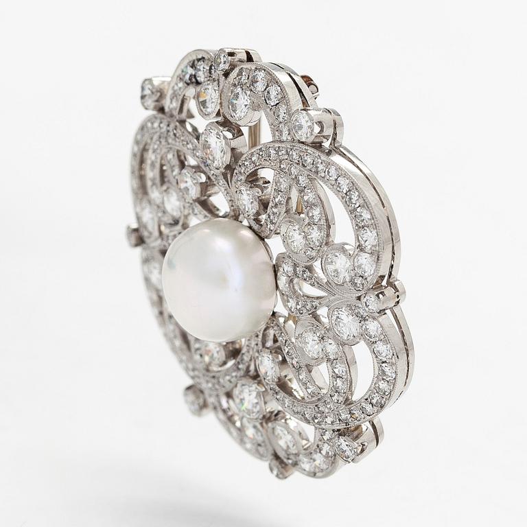 A.Tillander, brosch, platina, briljantslipade dimanter tot ca 2.11 ct och odlad pärla.