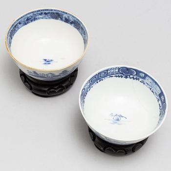 SERVERINGSFAT, SKÅLFAT, ett par, samt SKÅLAR, ett par, kompaniporslin. Qingdynastin, Qianlong (1736-95).