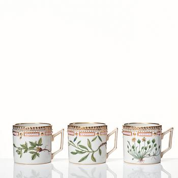 Koppar med fat, 12 stycken, porslin. Royal Copenhagen, "Flora Danica", Danmark, 1900-tal.
