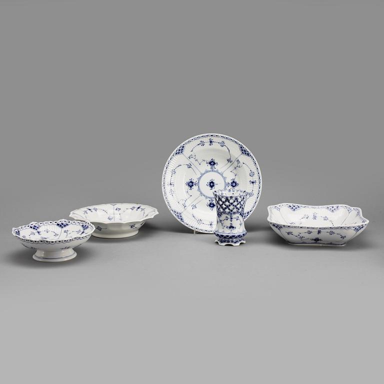 SERVISDELAR, 9st , porslin, "Musselmalet", Royal Copenhagen, 1900-talets andra hälft.