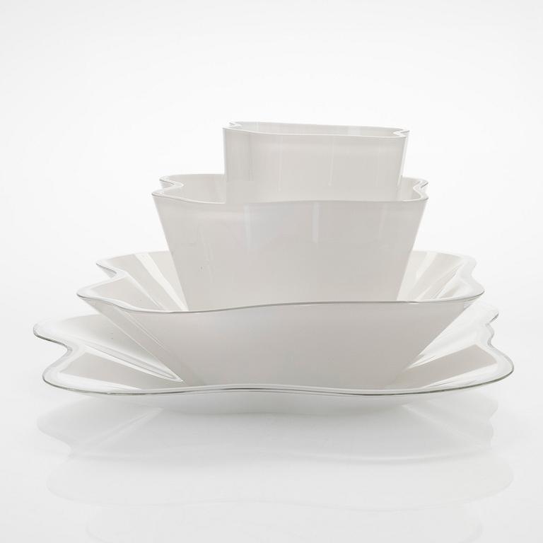 Alvar Aalto, konstglas, "Aalto-blomman", fyra delar, signerad Alvar Aalto 77 / 1985.