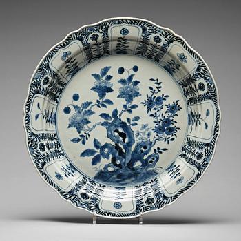 834. A blue and white dish, Qing dynasty, Qianlong (1736-95).