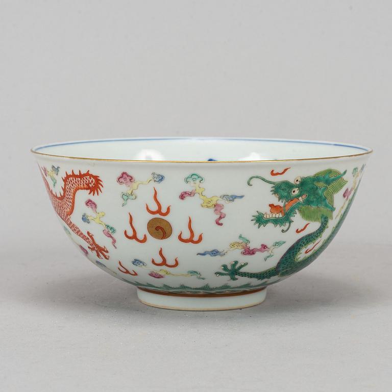 A famille rose enamelled bowl, late Qing dynasty, early 20th century.