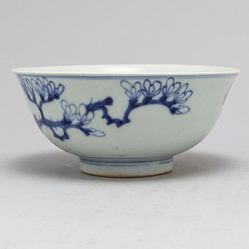 A blue and white export bowl and three cups, Qing dynasty, Qianlong (1736-95).