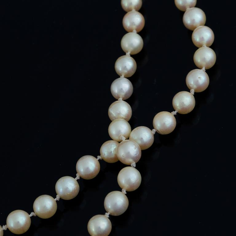Cultured pearl necklace, clasp 18K gold with eight-cut diamonds.