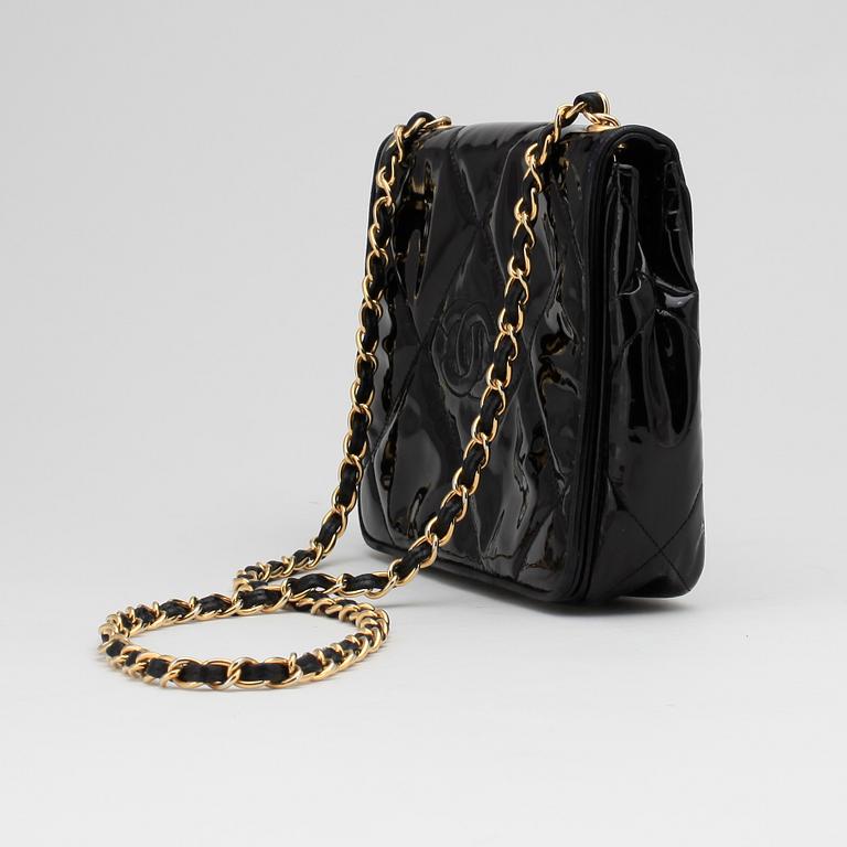 CHANEL, a black quilt leather shoulder bag.