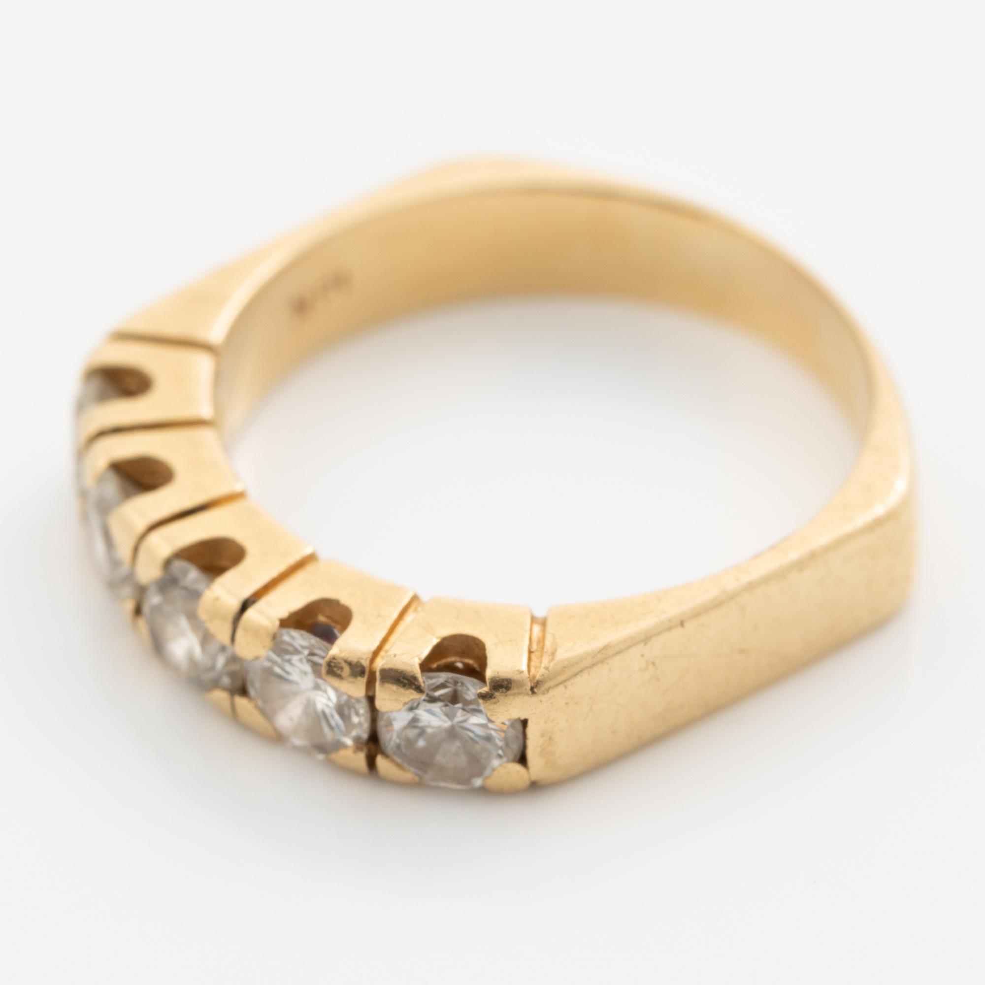 Alliance ring, 18K gold with five brilliant-cut diamonds totalling approximately 1 ct.