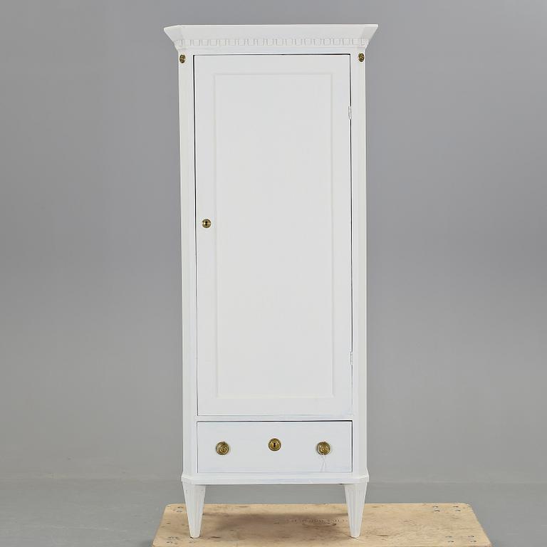 KLÄDSKÅP, tidigt 1900-tal.