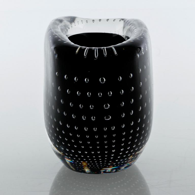 VICKE LINDSTRAND, vas, glas, Kosta, signerad.