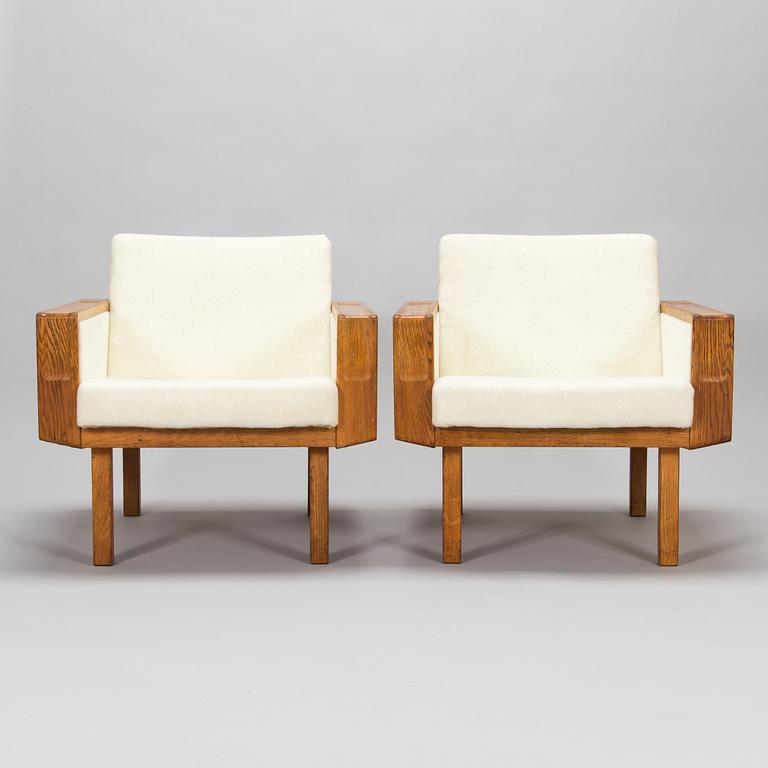 A pair of 1960's armchairs.