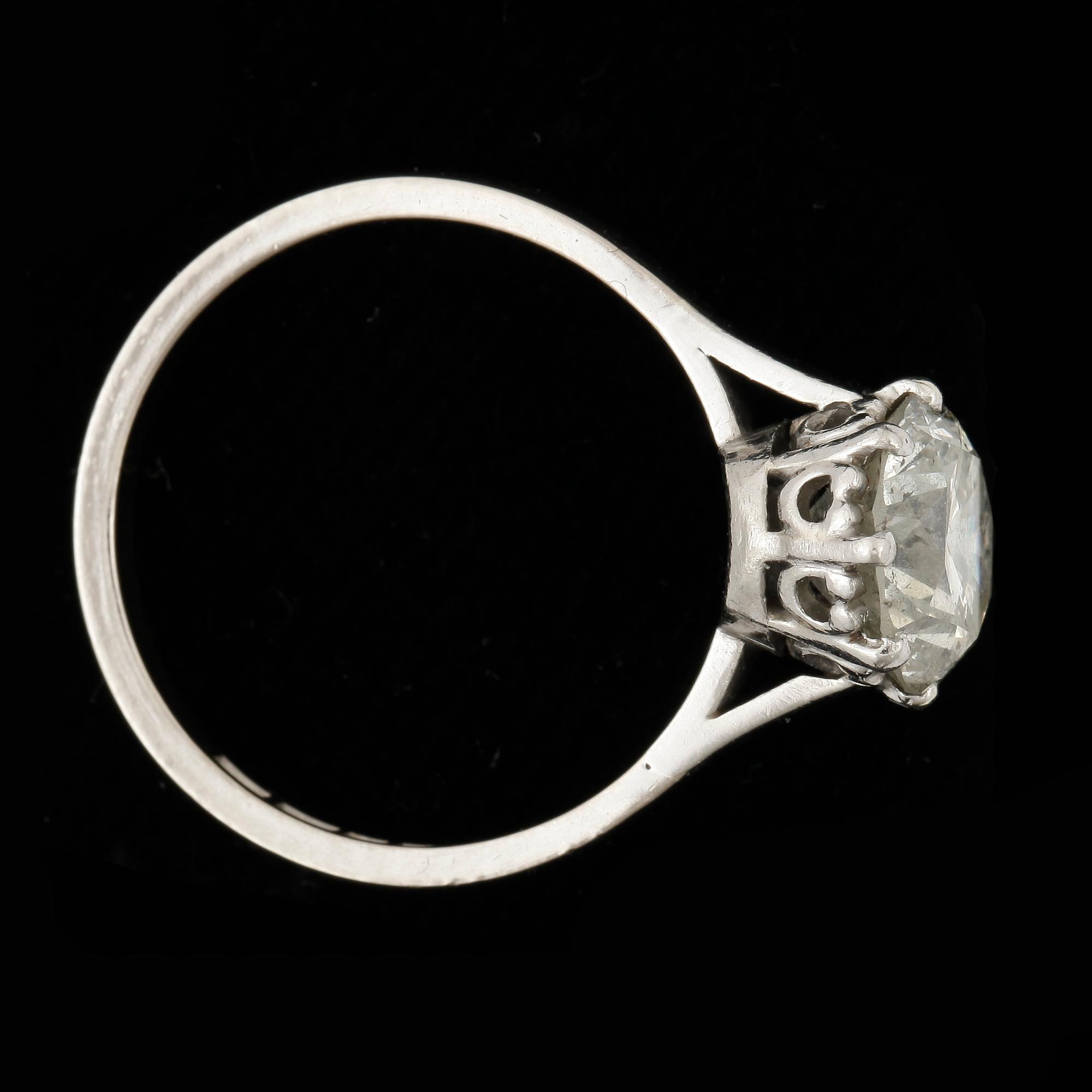 RING, 18K vitguld med briljantslipad diamant totalt ca 2.25 ct.
