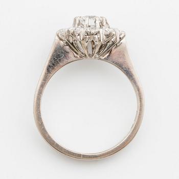 BRILJANTRING 18K vitguld m 1 briljant ca 0,55 ct TW VS, samt 10 mindre briljanter ca 0,70 ct TW SI.