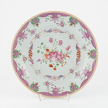 A Famille rose coffee pot and four plates, China, Qianlong (1736-95).