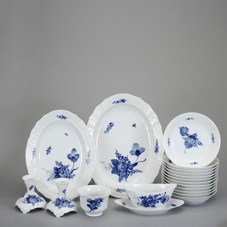 SERVISDELAR, 63 delar, porslin, "Blå blomst", Royal Copenhagen.