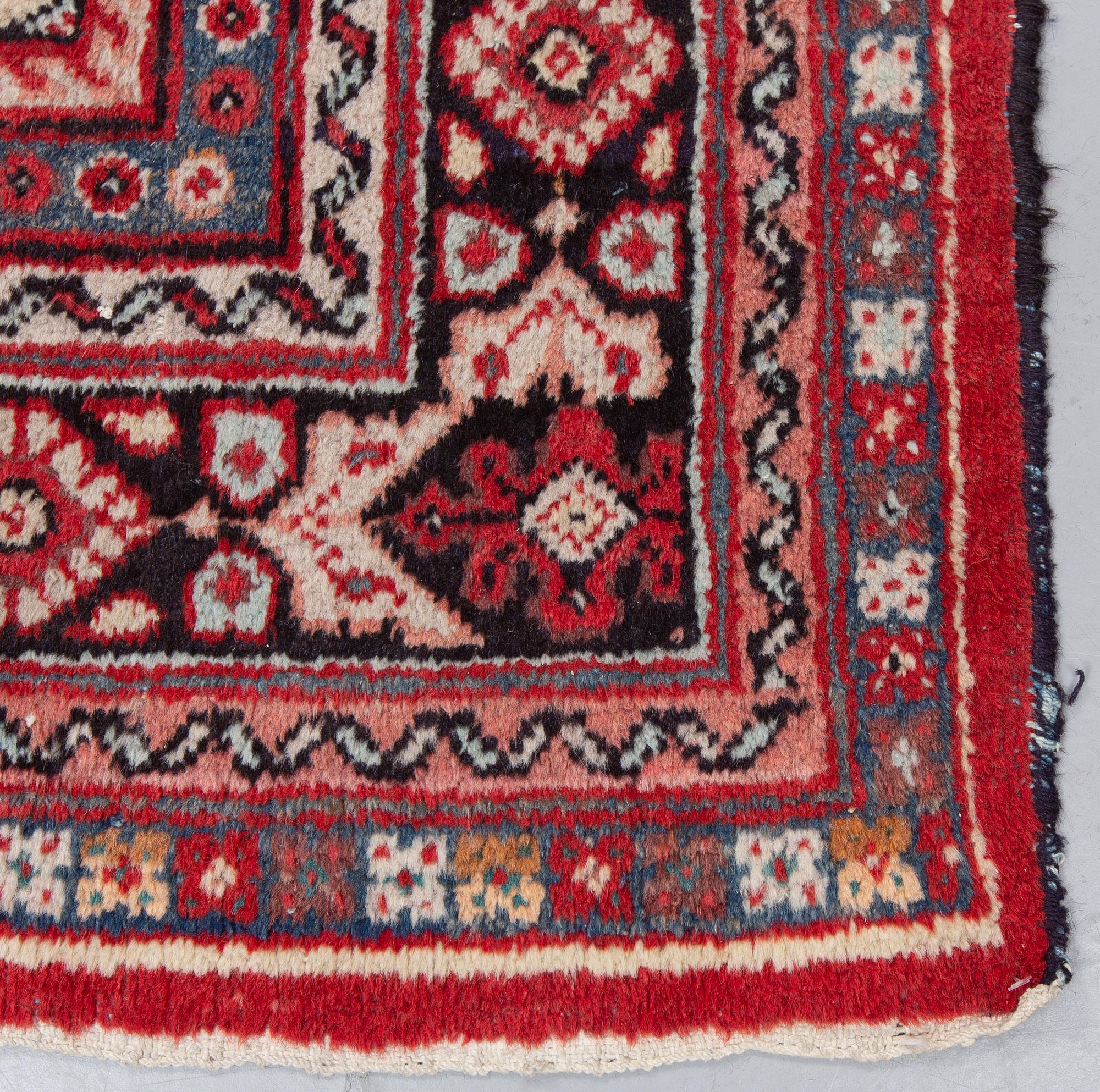 A carpet, semi-antique Mahal, ca 298 x 228 cm.