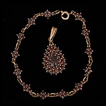 ARMBAND OCH HÄNGE, förgyllt silver och granater, 1900-talets andra hälft.